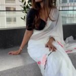 Kuhasini Gnanaseggaran Instagram - Good with 🦩 flamingo....❤️🔥 . . Saree @aarahboutique_ . . Blouse @blossom.designers . . Video @mathnraj.e . . . #trending #sareereels #trendingreels #kuhasini #reelsinstagram