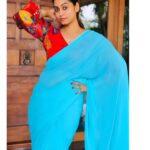 Kuhasini Gnanaseggaran Instagram - சின்ன பாவை உன் காதல் நெஞ்சில் கொஞ்சி தவழ இடம் வேண்டும் ❤️🔥 . . Blouse @vardhman_weaves . . Styling @vvarsha_makeup_artistry . . #saree #designerblouse #nomakeupmakeup #selflove #tamilponnu #kuhasini #home