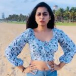 Kuhasini Gnanaseggaran Instagram - காதல் பிசாசை 💃😡❤️ . . . . Crop top @zalyascloset . . . #kadhalpisase #alaipayuthey #travelreels #reelvideo #dancevideo #dance #reelsinstagram #reelsviral #beach #reelsforyou