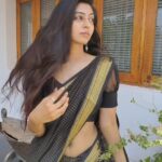 Kuhasini Gnanaseggaran Instagram - Kadhal ❤️♥️ . . saree @kaithari_nesavu_sarees . . Earring @shoppingtherapy_tnj . . #lovereels #reelsvideo #reelsindia #trendingreels #trendingaudio #reels #sareereels #kuhasini #viralreels #instagramreels #black #nofilter #nomakeup