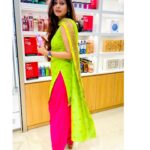 Kuhasini Gnanaseggaran Instagram - பார்வைதான் லடுக்கி மேல தடுக்கி விழுந்தது ♥️😉🔥 . . . Beautiful chudithar stitched in my saree by @blossoomdesigners . . . #blossom #chudidhar #kurtaset #elegant #tamilachi #kuhasini #airport #singapore #travelphotography #traditional