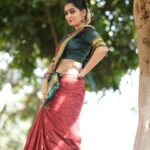 Kuhasini Gnanaseggaran Instagram - You don't have to be a model to get attention ♥️🔥 . . Handloom saree @kaithari_nesavu_sarees . . Blouse @arudpa . . Makeup & Hairstyle @vvarsha_makeup_artistry . . Photography @exotic_shades__ . #thanjavur #pattusaree #handloomsaree #kaithari #saree #thanjavurmakeupartist #portraitphotography #tamilactress #kuhasini #slay #tamilachi #temple
