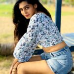 Kuhasini Gnanaseggaran Instagram - வாழ்வில் விமர்சனங்கள் வந்தால்.. கடலாக இருங்கள், வலிகள் காணாமல் போகும் 🔥 . . Crop top @zalyascloset . . . #beachwear #beach #croptop #boutique #westernstyle #tamilactress #kuhasini #travelphotography #strong #paidcollaboration #srilanka #independent #strongwomen