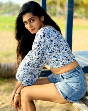 Kuhasini Gnanaseggaran Instagram - வாழ்வில் விமர்சனங்கள் வந்தால்..
கடலாக இருங்கள், வலிகள் காணாமல் போகும் 🔥
.
.
Crop top @zalyascloset 
.
.
.
#beachwear #beach #croptop #boutique #westernstyle #tamilactress #kuhasini #travelphotography #strong #paidcollaboration #srilanka #independent #strongwomen