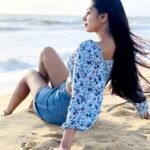 Kuhasini Gnanaseggaran Instagram - வாழ்வில் விமர்சனங்கள் வந்தால்.. கடலாக இருங்கள், வலிகள் காணாமல் போகும் 🔥 . . Crop top @zalyascloset . . . #beachwear #beach #croptop #boutique #westernstyle #tamilactress #kuhasini #travelphotography #strong #paidcollaboration #srilanka #independent #strongwomen