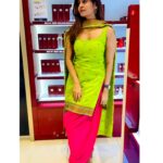Kuhasini Gnanaseggaran Instagram - பார்வைதான் லடுக்கி மேல தடுக்கி விழுந்தது ♥️😉🔥 . . . Beautiful chudithar stitched in my saree by @blossoomdesigners . . . #blossom #chudidhar #kurtaset #elegant #tamilachi #kuhasini #airport #singapore #travelphotography #traditional