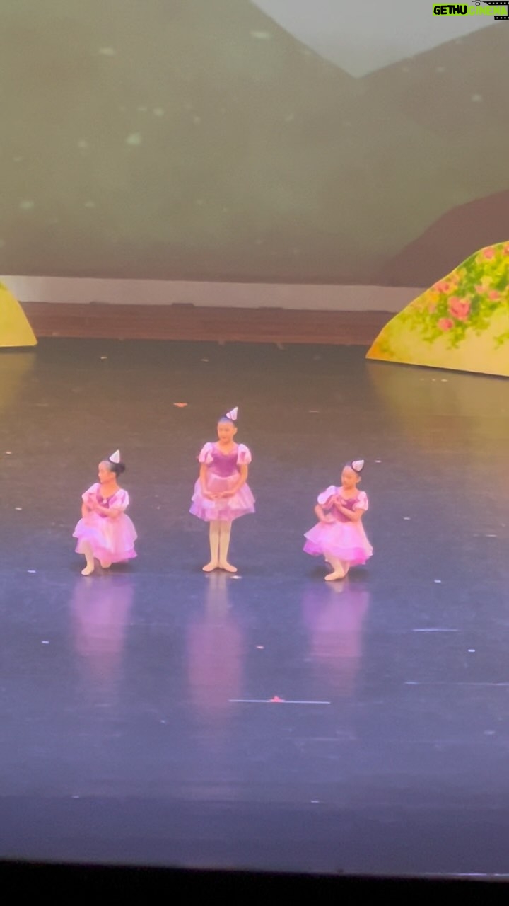 Kullanat Preeyawat Instagram - 27th JBC Ballet Concert at Thailand Culture Center. Talya’s second Ballet show. So proud of you my baby🥰. รอบนี้ทาเรียบอกว่า “ไม่ตื่นเต้นเลยนะหม่ามี้” เก่งกว่าหม่ามี้อีก เพราะหม่ามี้ขึ้นเวทีทีไรตื่นเต้นทุกที😬
