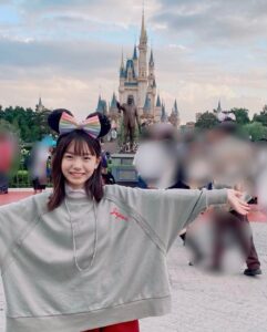 Kurumi Inagaki Instagram - ★ 今日から11月ですね🍂 夏休みが終わると あっという間に 1年がすぎてしまう様に感じます。 今年も、あと2ヶ月 たくさん楽しく過ごしたいと思います。 . . 先日ディズニーに行った時の写真です。 昼間は暖かくて 夜の上着をすっかり忘れて寒かったです。 皆様は暖かくしてください。 . . . #11月 #2023 #秋 #ディズニーランド #今年はあと何回行けるかな #昼間は暖かくても夜は寒い