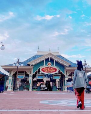 Kurumi Inagaki Instagram - ★
今日から11月ですね🍂
夏休みが終わると
あっという間に
1年がすぎてしまう様に感じます。
今年も、あと2ヶ月
たくさん楽しく過ごしたいと思います。
.
.
先日ディズニーに行った時の写真です。
昼間は暖かくて
夜の上着をすっかり忘れて寒かったです。
皆様は暖かくしてください。
.
.
.
#11月
#2023
#秋
#ディズニーランド
#今年はあと何回行けるかな
#昼間は暖かくても夜は寒い
