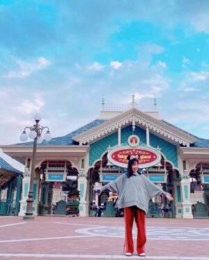 Kurumi Inagaki Instagram - ★
今日から11月ですね🍂
夏休みが終わると
あっという間に
1年がすぎてしまう様に感じます。
今年も、あと2ヶ月
たくさん楽しく過ごしたいと思います。
.
.
先日ディズニーに行った時の写真です。
昼間は暖かくて
夜の上着をすっかり忘れて寒かったです。
皆様は暖かくしてください。
.
.
.
#11月
#2023
#秋
#ディズニーランド
#今年はあと何回行けるかな
#昼間は暖かくても夜は寒い