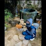 Kurumi Inagaki Instagram - . 『忍びの家 House of Ninjas』 Netflix 週間グローバル 1位獲得！！！ おめでとうございます！！🥷🎉 . . . 私は蒔田彩珠さん演じる俵凪の幼少期役で 出演させていただいただきました。 . . 俵家を探検して 大きな亀の形のたわしを発見。 何を洗うのかなー？と 可愛かったです。 . 亀の…忍びか…な🐢 . . 忍びの服を着るとずっとワクワクしていました🥷💗 . #忍びの家 #HouseofNinjas #Netflix #稲垣来泉 . . . 『忍びの家』を見た方が気づいて コメントをくださってとっても嬉しかったです。 . まだの方は ぜひ！ぜひ！ご覧くださいっ🥷✨