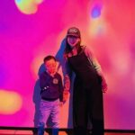 Kurumi Inagaki Instagram - . 先日、こうちゃんと一緒に 「蜷川実花展 Eternity in a Moment瞬きの中の永遠」に 行って来ました。 . Instagramで完成までの様子をみていたので ずっとわくわくでした！ どのお部屋も今まで体験したことのない 時間の流れも変わっている様な 異世界にいる様な気持ちでとっても素敵で 蜷川監督の世界に触れられた体験でした。 . . 入場時間を待ってる間に大きな窓から見えた 東京タワーも素敵でした！ . . . #2月25日まで #蜷川実花展emi @ninagawamika @mikaninagawa.store @mikaninagawa.official #瞬きの中の永遠 . shopではステッカーと小物入れを　 ゲットできました♡ こうちゃんの顎乗せかわいー (*ฅ́˘ฅ̀*)♡︎