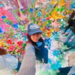 Kurumi Inagaki Instagram - . 先日、こうちゃんと一緒に 「蜷川実花展 Eternity in a Moment瞬きの中の永遠」に 行って来ました。 . Instagramで完成までの様子をみていたので ずっとわくわくでした！ どのお部屋も今まで体験したことのない 時間の流れも変わっている様な 異世界にいる様な気持ちでとっても素敵で 蜷川監督の世界に触れられた体験でした。 . . 入場時間を待ってる間に大きな窓から見えた 東京タワーも素敵でした！ . . . #2月25日まで #蜷川実花展emi @ninagawamika @mikaninagawa.store @mikaninagawa.official #瞬きの中の永遠 . shopではステッカーと小物入れを　 ゲットできました♡ こうちゃんの顎乗せかわいー (*ฅ́˘ฅ̀*)♡︎