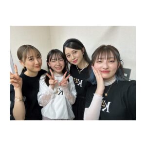 Kurumi Inagaki Instagram - .

明日から新学期が始まります。
.
私の春休みの1番の出来事は
3月31日の『 KENRADIOの時間 』のイベントに
参加させていただいた事です。

豪華すぎる事務所の先輩方が勢揃いされ
5000人以上の観客様の数に感動しながら
素晴らしい夢のような時間でした✨
進級前にとっても素晴らしい思い出を
作ることができました。
.
会場にお越しくださった皆様
ありがとうございました。
ファンの方にもお会いすることが出来て
嬉しい気持ちでとても貴重な体験をさせていただきました。

研音創立45周年っ！本当におめでとうございます。

昨年の4月に研音に移籍し早１年が経ちました。
中学生になり環境が変わる中でしたが
新しいことに挑戦させていただいた年で
とても楽しく、日々充実しながら
大好きなお仕事をすることができました！
イベントでの先輩方の姿に偉大さを感じ
私も改めて身が引き締まる想いでした。
支えてくださっているマネージャーさん、
スタッフの皆様、ファンの皆様、
本当にありがとうございます。
.
.
以前、共演させていただいた先輩方とも
今回、お会いしお話することできた事も
夢のような時間でした。
イベントで緊張している中、沢山の先輩方が
「くるみちゃん✨くるみちゃん✨」と
呼んでくださったり、お話をふってくださったり
幸せでいっぱいでした。
.
.
.
自分からお写真をお願いできない中
事務所の憧れの先輩方が
お写真を一緒に撮ってくださいました。📷
.
お写真を撮れた時は嬉しい気持ちでいっぱいで、
心臓がバクバクしていました。
一生の宝物にさせて頂きます！
.
.
.
#大友花恋 さん
#桜田ひより さん
#吉川愛 さん
#加藤清史郎 さん
#平澤宏々路 ちゃん

お写真の掲載許可もいただきありがとうございました。
.
.
#研音 #45周年 #ニッポン放送開局70周年  #KENRADIOの時間 
#稲垣来泉