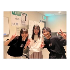 Kurumi Inagaki Instagram - .

明日から新学期が始まります。
.
私の春休みの1番の出来事は
3月31日の『 KENRADIOの時間 』のイベントに
参加させていただいた事です。

豪華すぎる事務所の先輩方が勢揃いされ
5000人以上の観客様の数に感動しながら
素晴らしい夢のような時間でした✨
進級前にとっても素晴らしい思い出を
作ることができました。
.
会場にお越しくださった皆様
ありがとうございました。
ファンの方にもお会いすることが出来て
嬉しい気持ちでとても貴重な体験をさせていただきました。

研音創立45周年っ！本当におめでとうございます。

昨年の4月に研音に移籍し早１年が経ちました。
中学生になり環境が変わる中でしたが
新しいことに挑戦させていただいた年で
とても楽しく、日々充実しながら
大好きなお仕事をすることができました！
イベントでの先輩方の姿に偉大さを感じ
私も改めて身が引き締まる想いでした。
支えてくださっているマネージャーさん、
スタッフの皆様、ファンの皆様、
本当にありがとうございます。
.
.
以前、共演させていただいた先輩方とも
今回、お会いしお話することできた事も
夢のような時間でした。
イベントで緊張している中、沢山の先輩方が
「くるみちゃん✨くるみちゃん✨」と
呼んでくださったり、お話をふってくださったり
幸せでいっぱいでした。
.
.
.
自分からお写真をお願いできない中
事務所の憧れの先輩方が
お写真を一緒に撮ってくださいました。📷
.
お写真を撮れた時は嬉しい気持ちでいっぱいで、
心臓がバクバクしていました。
一生の宝物にさせて頂きます！
.
.
.
#大友花恋 さん
#桜田ひより さん
#吉川愛 さん
#加藤清史郎 さん
#平澤宏々路 ちゃん

お写真の掲載許可もいただきありがとうございました。
.
.
#研音 #45周年 #ニッポン放送開局70周年  #KENRADIOの時間 
#稲垣来泉