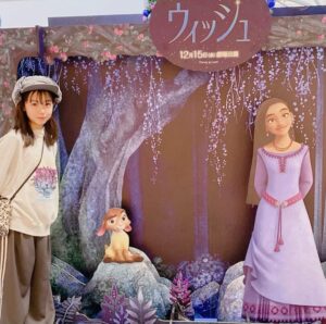 Kurumi Inagaki Instagram - .
公開をとても楽しみにしていた
映画「ウィッシュ」を
観てきました！
.
初めてDolby-ATMOSでの鑑賞でした。
音に包まれていている感覚でワクワクがとまりませんでした！
.
感想を深く語りたい！！！ですが
まだこれからの方もいらっしゃると思いますので絶対に深く書きません。
(内容には触れてませんが、もし、嫌な方は鑑賞した後読んでください♡)
.
.
.
ちょっと前の小学生の時の私と、今の中学生になった私とだけでも、全く形の違うその歳だからこそ感じる事のできる感動をするのだと思いました。
私にも願いがあります。自分で願い続けていますが不安になってしまったり願う事で前向きに考えていけたり常に一緒にいて輝いています。
何度も涙しました。
.
私が成長しながら何度も見返して形を変えながら違う感動を深く味わえる映画だと思いました。
.
アーシャの歌に込められた言葉と
心が強いから優しさに溢れている歌が大好きです。
.
.
.
#ディズニー100周年
#ウィッシュ
#アーシャ
.
鑑賞後〜🎵この願いあきらめる事はない！〜とずっと口ずさんでいます。