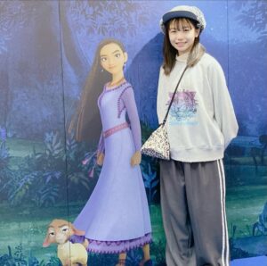 Kurumi Inagaki Instagram - .
公開をとても楽しみにしていた
映画「ウィッシュ」を
観てきました！
.
初めてDolby-ATMOSでの鑑賞でした。
音に包まれていている感覚でワクワクがとまりませんでした！
.
感想を深く語りたい！！！ですが
まだこれからの方もいらっしゃると思いますので絶対に深く書きません。
(内容には触れてませんが、もし、嫌な方は鑑賞した後読んでください♡)
.
.
.
ちょっと前の小学生の時の私と、今の中学生になった私とだけでも、全く形の違うその歳だからこそ感じる事のできる感動をするのだと思いました。
私にも願いがあります。自分で願い続けていますが不安になってしまったり願う事で前向きに考えていけたり常に一緒にいて輝いています。
何度も涙しました。
.
私が成長しながら何度も見返して形を変えながら違う感動を深く味わえる映画だと思いました。
.
アーシャの歌に込められた言葉と
心が強いから優しさに溢れている歌が大好きです。
.
.
.
#ディズニー100周年
#ウィッシュ
#アーシャ
.
鑑賞後〜🎵この願いあきらめる事はない！〜とずっと口ずさんでいます。