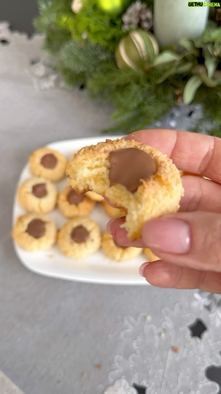 Kveta Horváthová - 3 Likes - Vyskúšala som ďalšiu vianočnú dobrotu - Anjelské oči…
Opäť je to veľmi jednoduchý a chutný recept.
SUROVINY :
240 g hladkej múky
70 g práškového cukru
1/2 balenia vanilkového cukru
2 žĺtky
150 g masla
1 ČL citrónonovej kôry
Na obaľovanie - 2 bielky a 50 g mletých mandlí
Džem, alebo roztopená čokoláda na naplnenie ( ja som urobila aj aj… Džem je pomarančový 😜)
POSTUP :
Zo surovín vypracujeme cesto, dáme ho do chladničky na 1 až 2 hodiny.
Potom z neho vypracujeme guľky, pomocou varechy urobíme do nich otvory a obalíme v bielkoch a mletých mandliach a dáme piecť do vyhriatej rúry na 200 stupňov na 10 až 15 minút.
Po vychladnutí naplníme dierky akýmkoľvek džémom (ak je príliš hustý, zohrejeme ho v hrnci), alebo roztopenou čokoládou…
V prípade ak sa vám budú zdať koláčiky málo sladké, pokojne ich posypte práškovým cukrom.
DOBRÚ CHUŤ!
#vianoce #recept #vianocnyrecept #pecenie #vianocnepecenie #jednoduchyrecept #dobruchut