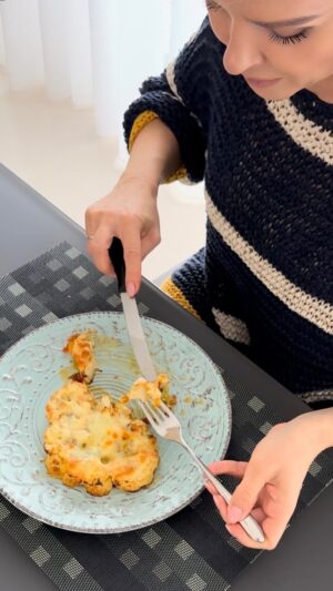 Kveta Horváthová Instagram - Niečo malé, chutné pod zub 😉
Karfiol mám rada pripravený na akýkoľvek spôsob…
Toto je jednoduchý a veľmi chutný variant.
Hodia sa k nemu opekané zemiaky, ryža, opečená bagetka s maslom a cesnakom…
SUROVINY :
Menší karfiol
2 dcl olivového oleja
Soľ, korenie
1 PL šalotky
2 PL nastrúhaného parmezánu
1/2 PL mletej červenej papriky
1 PL petržlenovej vňate
Nastrúhaná mozzarella (môže byť aj iný syr) na zapečenie

POSTUP :
Karfiol nakrájame na hrubšie plátky, obalíme v olejovej zmesi, dáme piecť na 200 stupňov na 15 minút.
Pridáme na karfiol nastrúhanú mozzarellu a dáme ešte zapiecť pri 200 stupňoch na 10 minút.

#recept #jednoduchyrecept #karfiol #zapecenykarfiol #inspiracia #jedlo #chutnejedlo #dobruchut