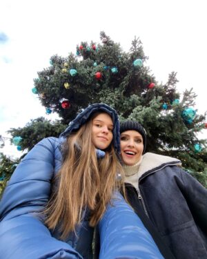 Kveta Horváthová Instagram - V rámci nášho výletu do centra sme sa boli pozrieť aj na vianočných trhoch 🎄
Musíme sa sem ešte vrátiť niekedy večer, aby sme si poriadne užili aj svetielkujúcu predvianočnú atmosféru 💫

#vianocnetrhy #bratislava #vianocnaatmosfera #vianocesablizia