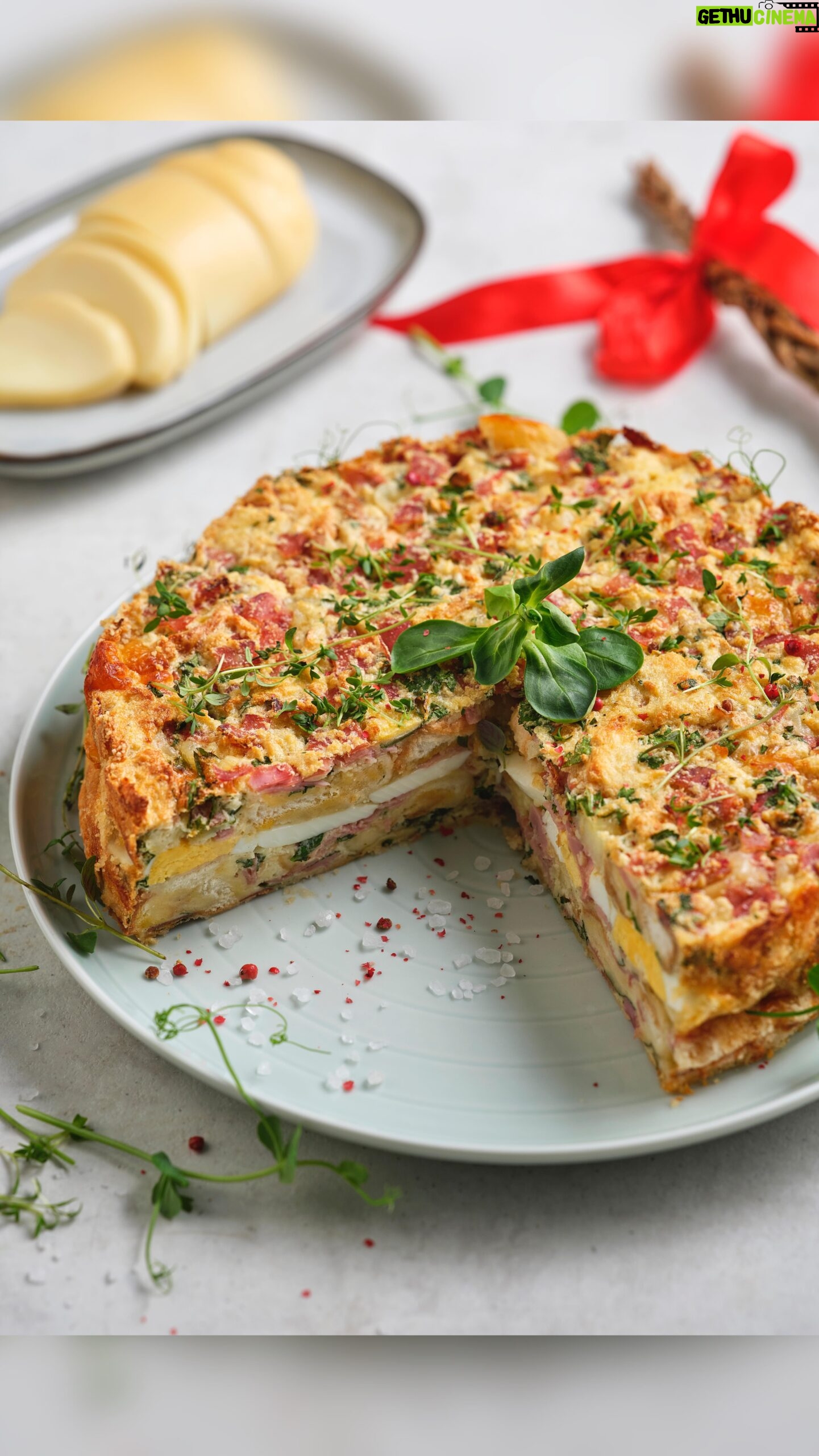 Kveta Horváthová - 3 Likes - Veľkonočná baba. Robila ju aj moja prababka a na našom sviatočnom stole tiež nesmie chýbať. Tento recept som však v spolupráci s @kauflandslovensko urobila trochu inak. Namiesto slaniny, klobásky či údeného mäsa som použila kvalitnú šunku, údený syr, a pridala som aj čerstvý šalát na odľahčenie.
Priznám sa, že pri varení a pečení uprednostňujem naše slovenské suroviny a produkty, čo pri nákupe v Kauflande, nebol žiadny problém – spolupracuje s viac ako 500 dodávateľmi so sídlom na Slovensku, pričom 120 z nich sú malí regionálni dodávatelia.
V rámci slovenskej privátnej značky K – Z lásky k tradícii ponúka viac ako 100 produktov.
SUROVINY:
7 ks bielych rožkov
9 – 10 ks vajec
250 ml mlieka
190 g údeného polooštiepka K-Z lásky k tradícii
200 g bravčovej šunky
20 – 30 g petržlenovej vňate
soľ, korenie podľa chuti
maslo
strúhanka na vysypanie pekáča
mikrobylinky na ozdobu
valeriánka poľná alebo iný listový šalát
200 g cherry paradajok
olivový olej
POSTUP:
Nakrájané rožky na kolieska polejeme mliekom, pridáme 5 žĺtkov, soľ, korenie, premiešame. Syr nakrájame na kocky, nadrobno nakrájame šunku aj petržlenovú vňať a primiešame k rožkom. Z 5 bielkov vyšľaháme sneh, ktorý postupne primiešame k zmesi. Medzitým si uvaríme 4 – 5 vajec natvrdo a nakrájame ich na kolieska. Formu na pečenie (priemer 23 cm) vymastíme maslom a vysypeme strúhankou. Polovicu zmesi rovnomerne rozložíme do formy, navrch poukladáme nakrájané vajíčka a pridáme zvyšok zmesi. Pečieme vo vyhriatej rúre na 180 °C 35 - 40 minút. Koláčik môžeme ozdobiť mikrobylinkami, podávame so šalátom.
Prajem dobrú chuť!
#kauflandslovensko @kauflandslovensko #nasenaj #velkanoc #recept #jedlo *spolupraca