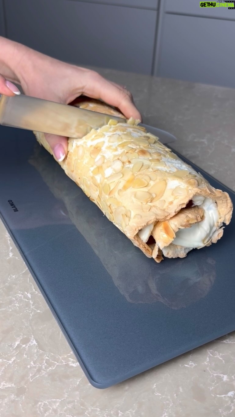 Kveta Horváthová - 3 Likes - Ak dostanete, napríklad aj tento víkend, chuť na sladkosť, ktorá je ľahučká - nielen chuťovo, ale i na prípravu, vyskúšajte túto bezlepkovú roládu 👌🏻
Už som ju robila niekoľkokrát - vždy sa podarila a vždy všetkým chutila. Je zaujímavá, ľahká a svieža 😋
SUROVINY :
Cesto - 4 bielky štipka soli
100 g práškového cukru
50 g ryžovej múky
50 g mandľových lupienkov
Plnka - 200 g mascarpone
100 g šľahačkovej smotany
100 g roztopenej bielej čokolády
8 g vanilkového cukru
200 g čučoriedok
100 g malín
Postup vo videu 🤗
Verím, že vám bude chutiť 😘
#recept #jednoduchyrecept #dezert #sladkost #dobrota #mnamka #rolada #bezlepku #bezlepkovarolada #bezlepkovydezert #inspiracia #dobruchut