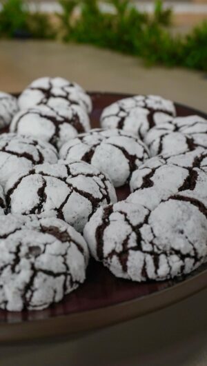 Kveta Horváthová Instagram - Ďalší sľúbený recept z Telerána 🤗

Čoko CRINKLES 😜

SUROVINY : 120 g hladkej múky,
 1 ČL prášku do pečiva,
 180 g trstinového cukru,
 30 ml oleja,
 30 g masla,
 60 g holandského kakaa,
 2 vajcia,
   práškový cukor na obaľovanie
Cesto odložiť do chladničky na minimálne 4 hodiny, potom vytvarovať guličky, obaliť v práškovom cukre.
Pečieme v rúre vyhriatej na 180 stupňov iba 12 minút.

DOBRÚ CHUŤ!

#recept #jednoduchyrecept #rychlyrecept #vjednoduchostijekrasa #vianoce #pecenie #baking #dobrota #maskrta #sladke #sladkost #dobruchut