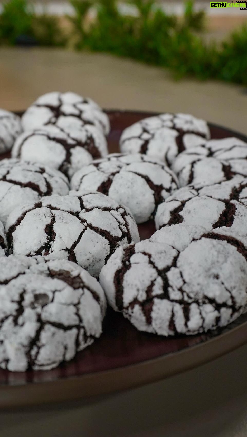 Kveta Horváthová - 3 Likes - Ďalší sľúbený recept z Telerána 🤗
Čoko CRINKLES 😜
SUROVINY : 120 g hladkej múky,
1 ČL prášku do pečiva,
180 g trstinového cukru,
30 ml oleja,
30 g masla,
60 g holandského kakaa,
2 vajcia,
práškový cukor na obaľovanie
Cesto odložiť do chladničky na minimálne 4 hodiny, potom vytvarovať guličky, obaliť v práškovom cukre.
Pečieme v rúre vyhriatej na 180 stupňov iba 12 minút.
DOBRÚ CHUŤ!
#recept #jednoduchyrecept #rychlyrecept #vjednoduchostijekrasa #vianoce #pecenie #baking #dobrota #maskrta #sladke #sladkost #dobruchut