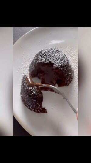 Kveta Horváthová Instagram - Lávový koláčik buď miluješ, alebo nie 🤷‍♀️
Ak patríš, tak ako ja, do prvej skupiny, vyskúšaj tento recept 😘 

ZOPÁR RÁD NA ÚVOD -
• upeč len toľko kúskov, koľko sa ich reálne skonzumuje ( zvyšok cesta odlož do chladničky - viac ako 24 hodín by som ho neskladovala…)
• ak máš  samostatné nádobky na pečenie a sú väčšie ako formy na muffiny, a chceš ich použiť, doba pečenia môže trvať dlhšie…
• ak použiješ na pečenie ( tak ako ja) formu na viac muffinov, po vytiahnutí z rúry nechaj koláčiky pár sekúnd “oddychovať”, potom ich prekry doskou a opatrne pretoč… Na samostatný tanier ich prelož pomocou lopatky na tortu, alebo stierkou…
• lávové koláčiky nepeč v teplovzdušnej rúre, ale použi program vrchný a spodný ohrev
• každá rúra je iná - na toto netreba zabudnúť pri akomkoľvek pečení a skúšaní nových receptov. Ja som piekla lávové koláčiky vo vyhriatej rúre na 190 stupňov rovných 7 minút
• lávové koláče sú upečené vtedy keď ich stred je trošku “trasľavý”… Pri pohnutí formou, v ktorej sa piekli, sa ich stred hýbe…
• biela múka sa v tomto recepte dá nahradiť napríklad špaldovou

SUROVINY :
170 g horkej čokolády (ja som použila 54,5 % čokoládu)
115 g masla
3 vajcia
50 g kryštálového cukru
15 g hladkej múky
Štipka soli
Maslo a kakao na vymastenie a vysypanie formy
Práškový cukor na posypanie koláčikov
Vanilková zmrzlina ( alebo šľahačka, mascarpone)
  ovocie ( jahody, maliny,…)

Postup vo videu 👆🏻

DOBRÚ CHUŤ 😘

#recept #jednoduchyrecept #rychlyrecept #sladkost #mnamka #maskrta #dezert #inspiracia #pecenie #cokolada #vhlavnejulohe #dobruchut