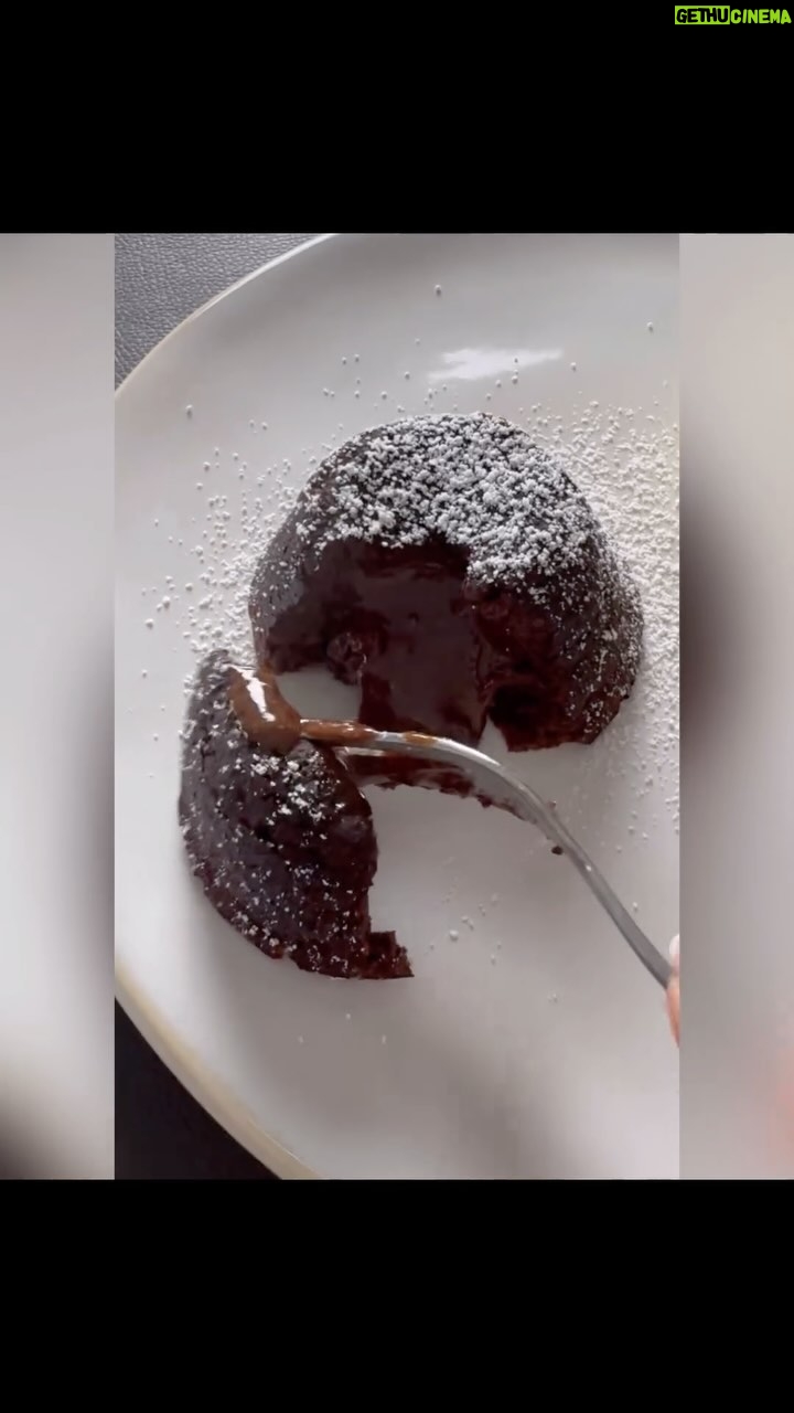 Kveta Horváthová - 3 Likes - Lávový koláčik buď miluješ, alebo nie 🤷♀️
Ak patríš, tak ako ja, do prvej skupiny, vyskúšaj tento recept 😘
ZOPÁR RÁD NA ÚVOD -
• upeč len toľko kúskov, koľko sa ich reálne skonzumuje ( zvyšok cesta odlož do chladničky - viac ako 24 hodín by som ho neskladovala…)
• ak máš samostatné nádobky na pečenie a sú väčšie ako formy na muffiny, a chceš ich použiť, doba pečenia môže trvať dlhšie…
• ak použiješ na pečenie ( tak ako ja) formu na viac muffinov, po vytiahnutí z rúry nechaj koláčiky pár sekúnd “oddychovať”, potom ich prekry doskou a opatrne pretoč… Na samostatný tanier ich prelož pomocou lopatky na tortu, alebo stierkou…
• lávové koláčiky nepeč v teplovzdušnej rúre, ale použi program vrchný a spodný ohrev
• každá rúra je iná - na toto netreba zabudnúť pri akomkoľvek pečení a skúšaní nových receptov. Ja som piekla lávové koláčiky vo vyhriatej rúre na 190 stupňov rovných 7 minút
• lávové koláče sú upečené vtedy keď ich stred je trošku “trasľavý”… Pri pohnutí formou, v ktorej sa piekli, sa ich stred hýbe…
• biela múka sa v tomto recepte dá nahradiť napríklad špaldovou
SUROVINY :
170 g horkej čokolády (ja som použila 54,5 % čokoládu)
115 g masla
3 vajcia
50 g kryštálového cukru
15 g hladkej múky
Štipka soli
Maslo a kakao na vymastenie a vysypanie formy
Práškový cukor na posypanie koláčikov
Vanilková zmrzlina ( alebo šľahačka, mascarpone)
ovocie ( jahody, maliny,…)
Postup vo videu 👆🏻
DOBRÚ CHUŤ 😘
#recept #jednoduchyrecept #rychlyrecept #sladkost #mnamka #maskrta #dezert #inspiracia #pecenie #cokolada #vhlavnejulohe #dobruchut