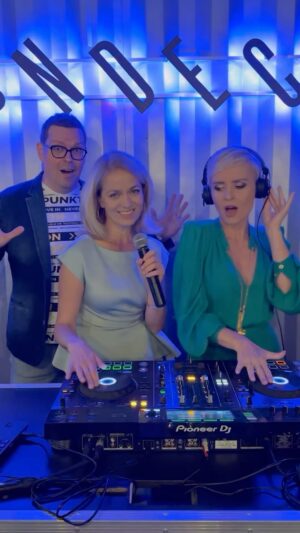 Kveta Horváthová Instagram - DJ-ky na párty 😂

@janahospodarova @stefansprocha #party #srandamusibyt