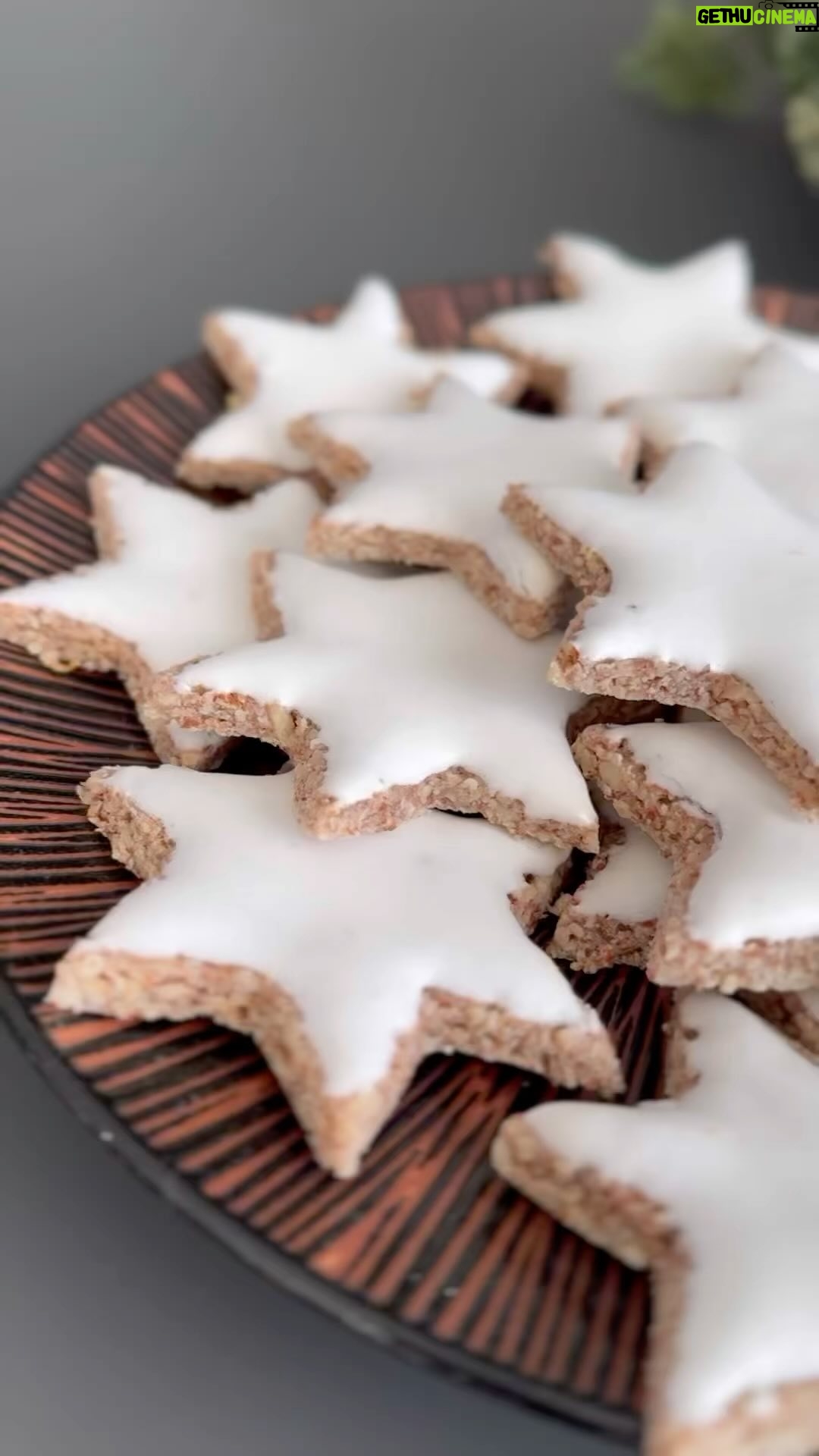 Kveta Horváthová - 3 Likes - Mandľovo - škoricové hviezdičky
SUROVINY:
500 g nelúpaných mandlí
3 bielky
320 g práškového cukru
2 ČL mletej škorice
Postrúhaná kôra z 1 citróna
POSTUP:
Vyšľaháme bielky s približne 1/2 cukru.
4 polievkové lyžice tejto zmesi odložíme na polevu.
Zvyšok pridáme do pomletých mandlí, prisypeme zvyšok cukru, škoricu a citrónovú kôru…
Vypracujeme cesto, ktoré necháme asi 15 minút oddychovať.
Opatrne ho vyvaľkáme na hrúbku 0,5 cm.
Povykrajujeme hviezdičky, uložíme na plech vystlaný papierom na pečenie a ozdobíme polevou z bielkov a cukru.
Dáme piecť do vyhriatej teplovzdušnej rúry na 130 stupňov na 10 minút.
Dobrú chuť!
#vianoce #recept #vianocnyrecept #pecenie #dobruchut
