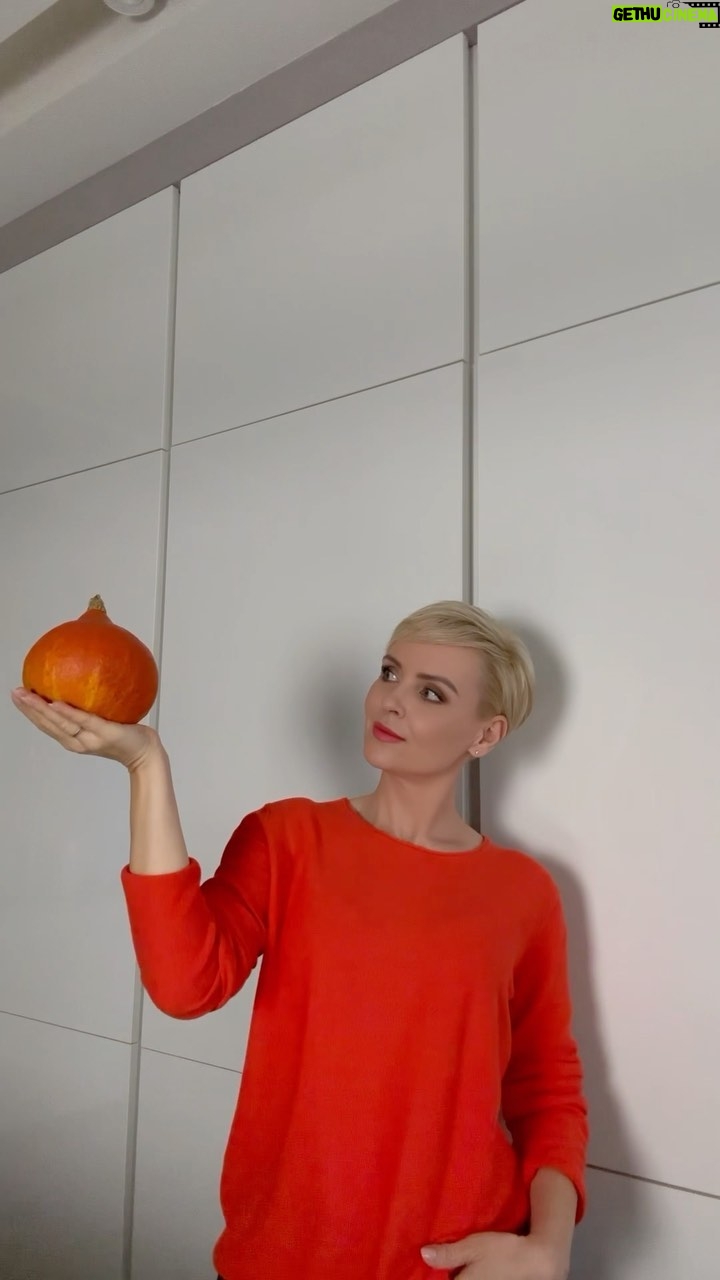 Kveta Horváthová - 3 Likes - Nie som vegetariánka, ani vegánka…
Nemám žiadne potravinové intolerancie…
Ak mi ale niečo chutí, neriešim to, či v tom jedle je to alebo ono…
Tak to bolo aj pri tejto vegánskej bábovke 😍
Chutila mi, našla som si recept na jej prípravu a chutí aj mojim stravníkom 😉
Možno ju poznáte aj vy… Možno ju robíte podobne, ale z iných surovín… Dajte mi vedieť 😘
Je to veľmi jednoduchý recept a skvelý výsledok.
Suroviny:
400 g hladkej múky
200 g kryštáľového cukru
1 prášok do pečiva
160 ml oleja
250 g tekvicového (hokaidó) pyré
300 ml sójového mlieka
muškátový oriešok a vanilka
Postup:
Najskôr som nakrájala tekvicu a uvarila ju ( môžete ju i upiecť). Potom rozmixovala.
Do bábovky ide 250 g tekvicového pyré, zvyšok som po vychladnutí odložila do mrazničky - použijem ho nabudúce… (bábovka, polievka, tekvicovo-zemiaková kaša,…)
Všetky suroviny som zamiešala a v bábovkovej forme dala piecť (180 stupňov, 35 - 40 minút)
Dobrú chuť!
#hokaido #vegan #recept #jednoduchyrecept #mucnik #maskrta #dezert #pecenie #nedela #vikend #vkuchyni #babovka #dobruchut