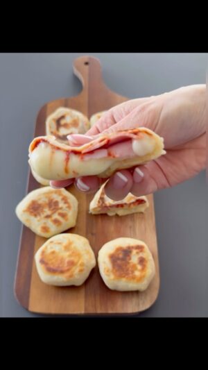 Kveta Horváthová Instagram - Jednoduchá a rýchla chuťovka 👌🏻, ktorú zvládne pripraviť každý 😉

SUROVINY :
200 g hladkej múky
150 g gréckeho jogurtu ( ja som použila jogurt s 0% tuku)
2 PL olivového oleja
Štipka soli
Paradajkový pretlak (8 ČL)
120 - 150 g šunky
150 - 200 g nastrúhanej mozzarelly
  pár kvapiek olivového (alebo iného) oleja na vysmážanie (s olejom to naozaj netreba prehnať… Panvica nech je viac suchá. )

Postup vo videu 👆🏻

#recept #jednoduchyrecept #rychlyrecept #recipe #easy #easycooking #easyrecipe #jedlo #dobrejedlo #chutnejedlo #inspiracia #dobruchut