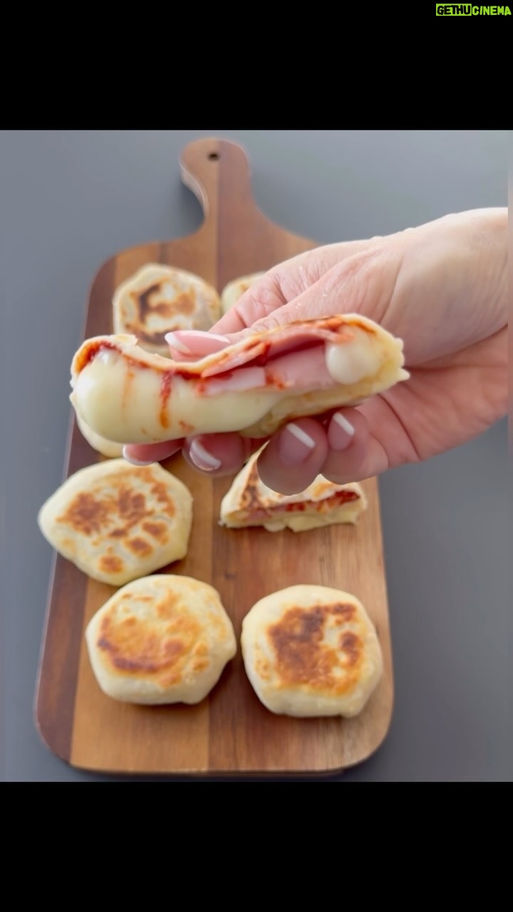 Kveta Horváthová - 3 Likes - Jednoduchá a rýchla chuťovka 👌🏻, ktorú zvládne pripraviť každý 😉
SUROVINY :
200 g hladkej múky
150 g gréckeho jogurtu ( ja som použila jogurt s 0% tuku)
2 PL olivového oleja
Štipka soli
Paradajkový pretlak (8 ČL)
120 - 150 g šunky
150 - 200 g nastrúhanej mozzarelly
pár kvapiek olivového (alebo iného) oleja na vysmážanie (s olejom to naozaj netreba prehnať… Panvica nech je viac suchá. )
Postup vo videu 👆🏻
#recept #jednoduchyrecept #rychlyrecept #recipe #easy #easycooking #easyrecipe #jedlo #dobrejedlo #chutnejedlo #inspiracia #dobruchut