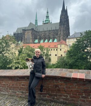 Kveta Horváthová Instagram - Pár dní v Prahe… Aj s malou cestovateľkou Fany 🐶, ktorá bola opäť hviezdou pre domácich i turistov 😄

#vylet #praha #vprazejeblaze #pamiatky #zazitky #oddych