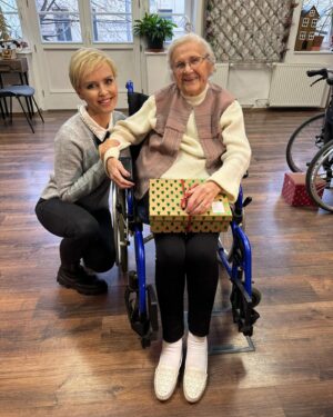 Kveta Horváthová Instagram - Dnešné doobedie som strávila so seniormi a nepočujúcimi detičkami 🙏🏻
Deti potešili starkých svojim vystúpením a ja s kolegyňami @ivana.zuzelkova @nataliababicova @michaelapetras darčekmi a našou prítomnosťou…
Porozprávali sme sa, zahrali karty, či Čoveče, nehnevaj sa…
To najvzácnejšie, čo môžeme dať druhým, je náš čas a pozornosť ❤️

#predvianocnycas #sludmi #seniori #krasnycas #krasnyden
