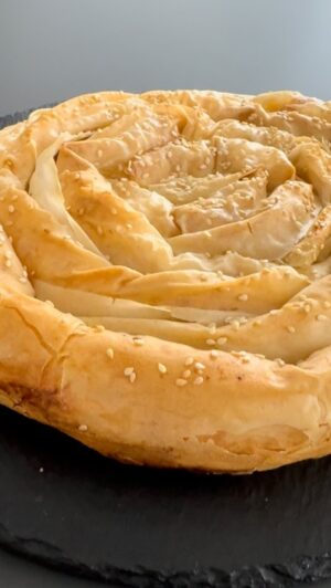 Kveta Horváthová Instagram - BUREK 😜 Môj prvý… A moja prvá skúsenosť s filo cestom, čo je tenučké nekysnuté cesto, u nás známe ako ťahané cesto, z ktorého sa pečú fantastické štrúdle…
Určite si raz vyskúšam aj sama vyrobiť toto cesto… ááále, pohodlnejšie je - mať ho hotové 😅
Ale späť k tomuto slanému koláčiku - je veľmi jednoduchý a brutálne chutnýýý 👍🏻

SUROVINY : 
300 g syra Feta
4 vajcia
5 - 6 ks pláty filo cesta
100 g rozpusteného masla

POSTUP :
Najprv si urobte plnku - feta   vajíčka…
Potom ropustite maslo a každý plát cesta potrite z oboch strán maslom, na okraj dajte syrovo - vajíčkovú zmes a zatočte.
Jednotlivé kúsky poukladajte do formy alebo na plech do tvaru špirály, potrite maslom a posypte sézamom alebo rascou.
Pečte v rozohriatej rúre na 180 stupňov celzia (vrchný/spodný ohrev) približne 30 minút.

#jednoduchyrecept #recept #mnamka #pecenie #tip #inspiracia #vikend #vkuchyni