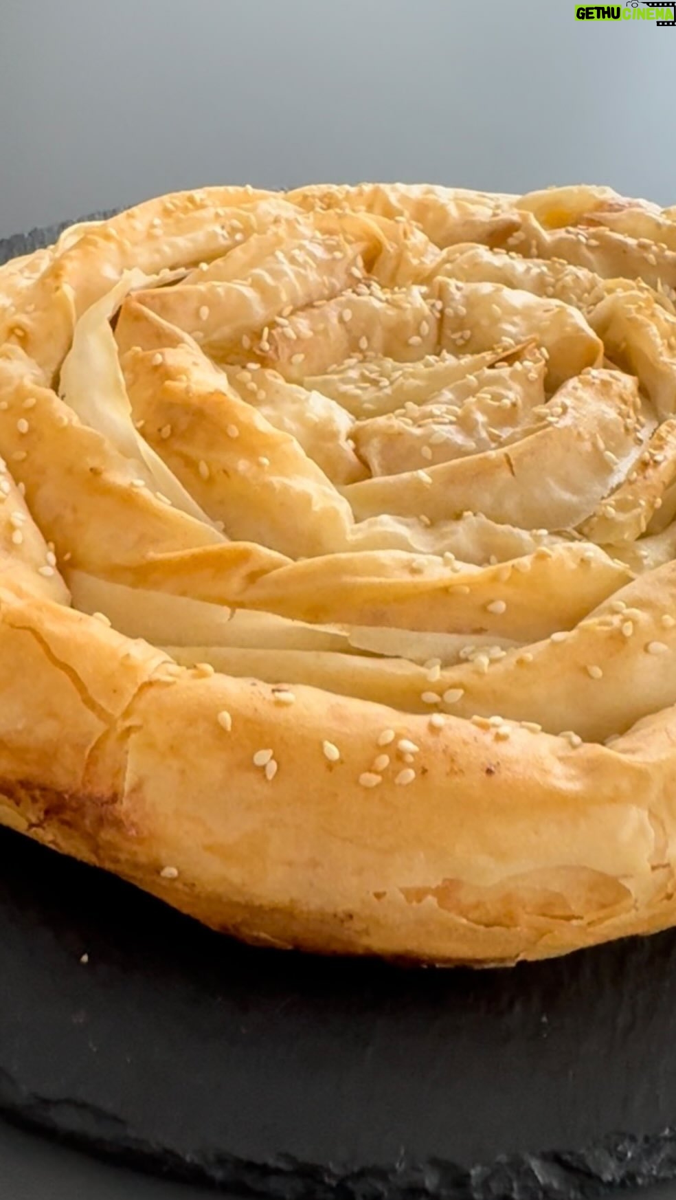 Kveta Horváthová - 3 Likes - BUREK 😜 Môj prvý… A moja prvá skúsenosť s filo cestom, čo je tenučké nekysnuté cesto, u nás známe ako ťahané cesto, z ktorého sa pečú fantastické štrúdle…
Určite si raz vyskúšam aj sama vyrobiť toto cesto… ááále, pohodlnejšie je - mať ho hotové 😅
Ale späť k tomuto slanému koláčiku - je veľmi jednoduchý a brutálne chutnýýý 👍🏻
SUROVINY :
300 g syra Feta
4 vajcia
5 - 6 ks pláty filo cesta
100 g rozpusteného masla
POSTUP :
Najprv si urobte plnku - feta vajíčka…
Potom ropustite maslo a každý plát cesta potrite z oboch strán maslom, na okraj dajte syrovo - vajíčkovú zmes a zatočte.
Jednotlivé kúsky poukladajte do formy alebo na plech do tvaru špirály, potrite maslom a posypte sézamom alebo rascou.
Pečte v rozohriatej rúre na 180 stupňov celzia (vrchný/spodný ohrev) približne 30 minút.
#jednoduchyrecept #recept #mnamka #pecenie #tip #inspiracia #vikend #vkuchyni