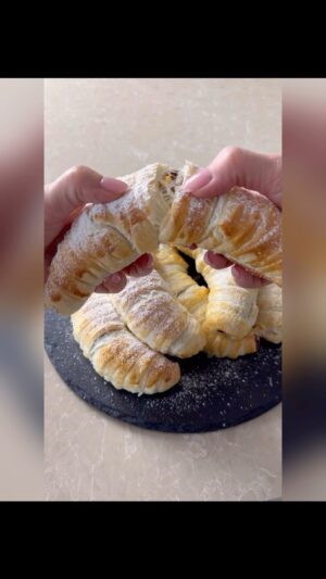 Kveta Horváthová Instagram - Jednoduchý a chutný recept 👌🏻 BANÁNY PLNENÉ ČOKOLÁDOU V LÍSTKOVOM CESTE 😜

SUROVINY :
6 ks banány
Čokoláda (podľa chuti)
2 ks lístkové cesto ( 1 ks = 275 g)
1 ks vajíčko na potretie
  práškový cukor na posypanie

Postup vo videu 👆🏻

#rychlyrecept #jednoduchyrecept #pecenie #baking #listkovecesto #banan #cokolada #sladkost #dezert #mucnik #dobrota #maskrta #sweet #easy #easyrecipe #rychlovka #vikend #dobruchut