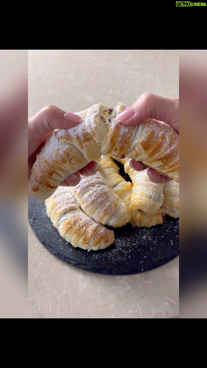 Kveta Horváthová - 3 Likes - Jednoduchý a chutný recept 👌🏻 BANÁNY PLNENÉ ČOKOLÁDOU V LÍSTKOVOM CESTE 😜
SUROVINY :
6 ks banány
Čokoláda (podľa chuti)
2 ks lístkové cesto ( 1 ks = 275 g)
1 ks vajíčko na potretie
práškový cukor na posypanie
Postup vo videu 👆🏻
#rychlyrecept #jednoduchyrecept #pecenie #baking #listkovecesto #banan #cokolada #sladkost #dezert #mucnik #dobrota #maskrta #sweet #easy #easyrecipe #rychlovka #vikend #dobruchut