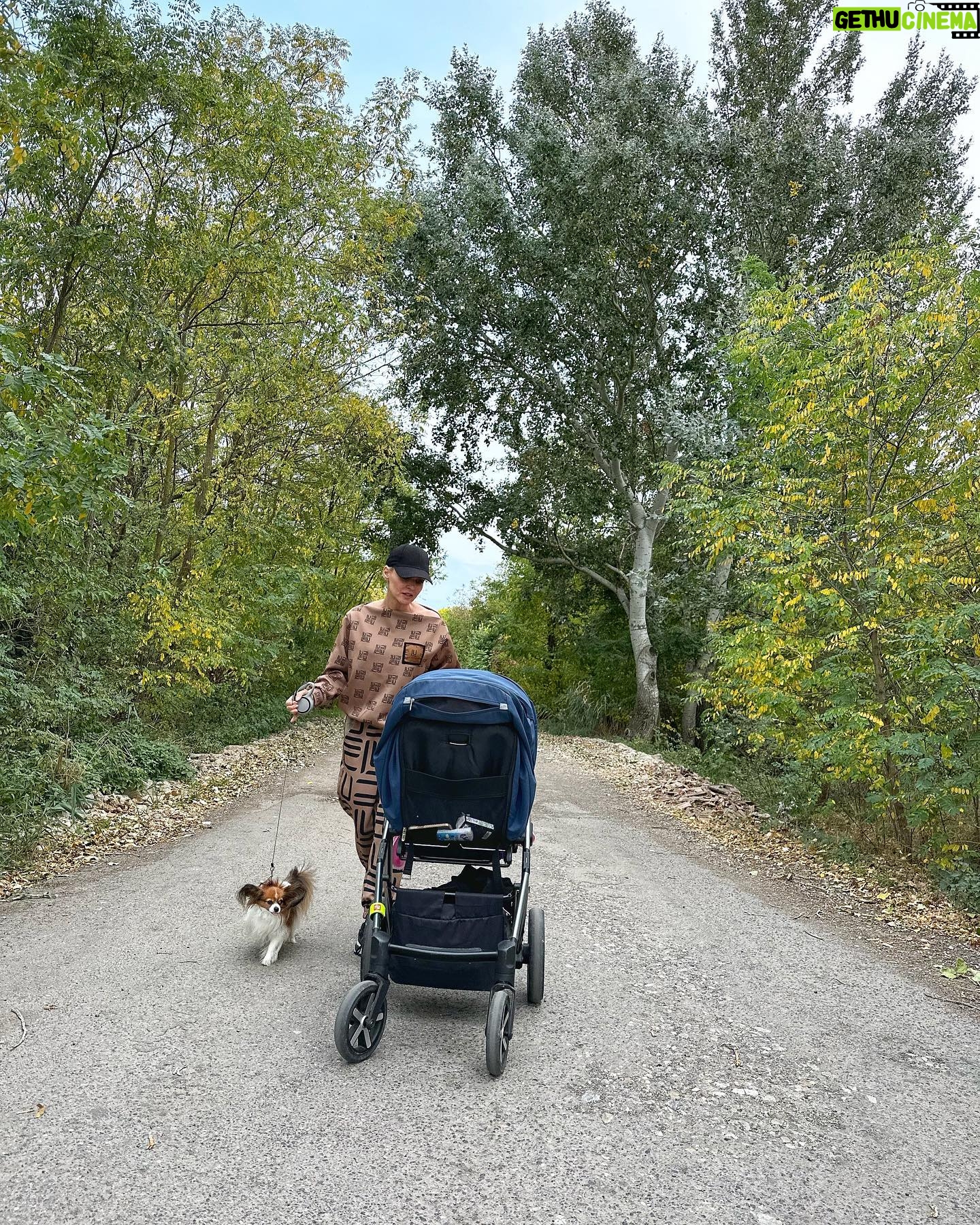 Kveta Horváthová - 3 Likes - V milej spoločnosti ❤️ a v pohodlnom oblečení 👌🏻 od @luluvisionsince2022 😘
#zaciatoktyzdna #sneterkou #dianka #fany #lovedogs #volno #relax #pohoda #vonku #naprechadzke #vteplakoch #teplakovasuprava #peknyden