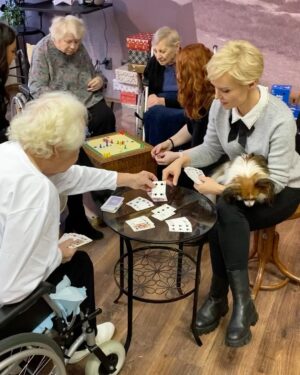 Kveta Horváthová Instagram - Dnešné doobedie som strávila so seniormi a nepočujúcimi detičkami 🙏🏻
Deti potešili starkých svojim vystúpením a ja s kolegyňami @ivana.zuzelkova @nataliababicova @michaelapetras darčekmi a našou prítomnosťou…
Porozprávali sme sa, zahrali karty, či Čoveče, nehnevaj sa…
To najvzácnejšie, čo môžeme dať druhým, je náš čas a pozornosť ❤️

#predvianocnycas #sludmi #seniori #krasnycas #krasnyden