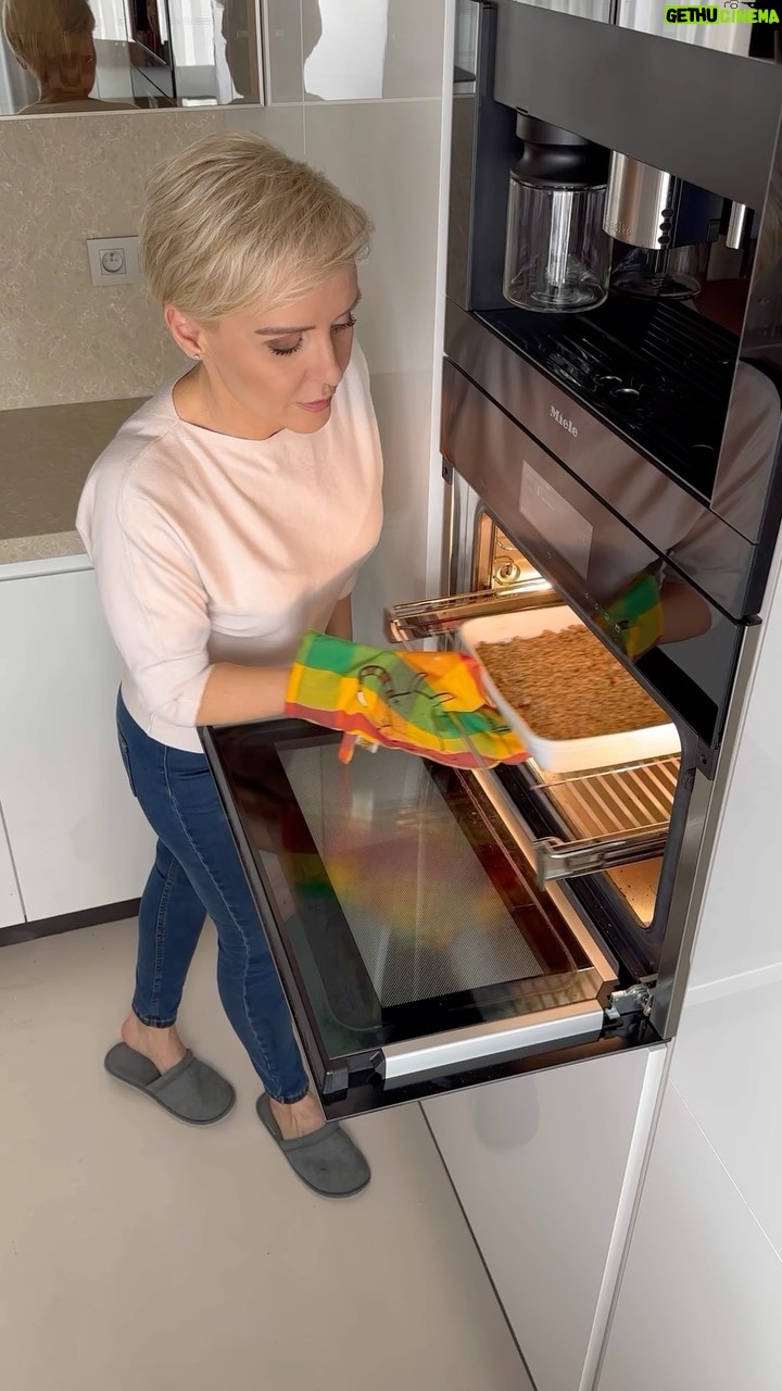 Kveta Horváthová - 3 Likes - A tento poznáte?
Zapekané slivky s ovsenými vločkami (slivkové crumble)
Keď je obdobie čerstvých sliviek, robím tento jednoduchý chutný dezert často 😍
Potrebujem naň 500g sliviek, 150 g jemných ovsených vločiek, 120g trstinového cukru, 150 g zmäknutého masla (občas pridám aj vlašské orechy a škoricu…)
Nakrájam slivky, z vločiek, cukru a masla urobím mrveničku, ktorú utlačím na slivky a dám piecť pri 180 stupňoch na 15 - 20 minút.
Nám tieto zapekané slivky najviac chutia teplé, s kopčekom vanilkovej zmrzliny…
#inspiracia #recept #rychlyrecept #dezert #maskrta #sladkost #slivky #vhlavnejulohe #pecenie #dobruchut