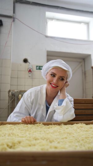 Kveta Horváthová Instagram - Aj u nás na Slovensku sa vyrábajú výborné cestoviny, tradičným spôsobom a zo slovenských surovín, z lásky ❤️
 
Presvedčila som sa o tom na vlastné oči, aj ako sa hovorí „na vlastnej koži“, pretože som si vyskúšala niektoré profesie vo výrobni cestovín v Hrabovci neďaleko Bardejova. V malej kompaktnej výrobni s rodinnou atmosférou, kde z každého kúta dýcha tradícia a poctivý prístup, som sa stretla s milými a pracovitými ľuďmi a srdečným riaditeľom výroby pánom Marušákom, ktorý začal vyrábať cestoviny pred 30 – timi rokmi so svojimi svokrovcami.
 
Topľanské cestoviny domáci veľmi dobre poznajú a nedajú na ne dopustiť. Vďaka Kauflandu si ich môžete vychutnať aj vy kdekoľvek na Slovensku.
 
A ja sa už teraz teším na ďalšie cesty po našej malebnej krajine v rámci veľmi pekného projektu „Z LÁSKY K SLOVENSKU“ od @kauflandslovensko , ktorý už celé roky podporuje našich, domácich dodávateľov. Čo je mne osobne nesmierne sympatické 😍
 
#kaufland #kauflandslovensko #domacepotraviny #slovenskidodavatelia #slovensko *spolupraca