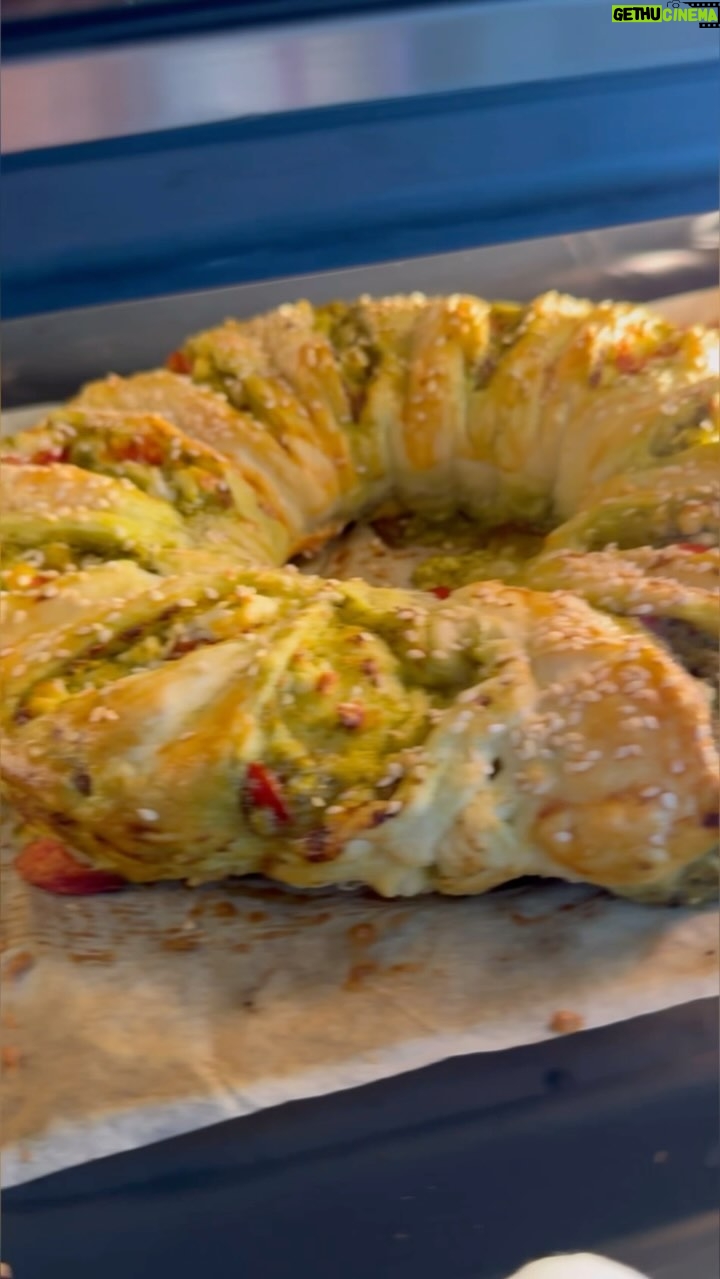 Kveta Horváthová - 3 Likes - Jednoduchá dobrota z lístkového cesta, pesta, syra feta a cherry paradajok 😉
Postup vo videu…
#recept #jednoduchyrecept #listkovecesto #dobrota #mnamka #dobruchut