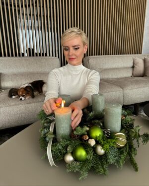 Kveta Horváthová Instagram - Prajem vám peknú 1. adventnú nedeľu 🕯️

#prvaadventnanedela #advent #prvasviecka #vianocesablizia #adventnyveniec @kvetinova_pohotovost