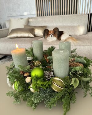 Kveta Horváthová Instagram - Prajem vám peknú 1. adventnú nedeľu 🕯️

#prvaadventnanedela #advent #prvasviecka #vianocesablizia #adventnyveniec @kvetinova_pohotovost