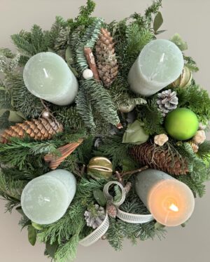 Kveta Horváthová Instagram - Prajem vám peknú 1. adventnú nedeľu 🕯️

#prvaadventnanedela #advent #prvasviecka #vianocesablizia #adventnyveniec @kvetinova_pohotovost