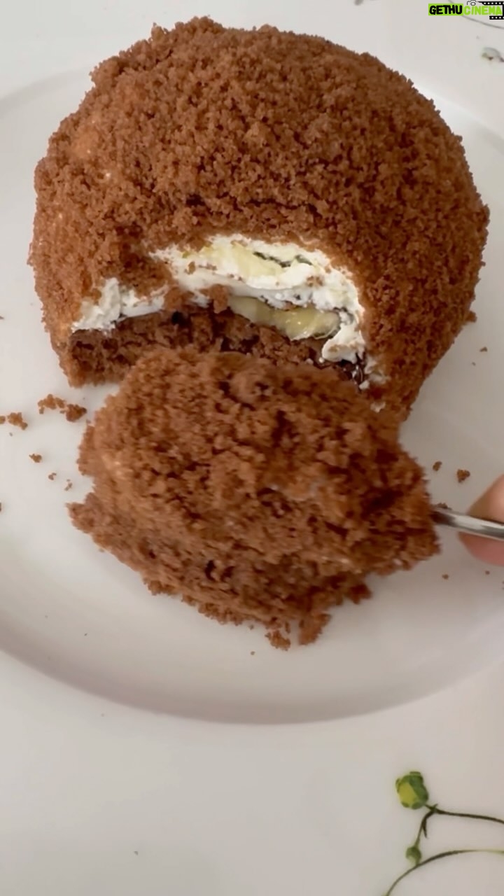 Kveta Horváthová - 3 Likes - MINI KRTKOVE TORTIČKY
Jednoduchý recept, ktorý zvládne každý 😘
Počet kusov závisí od veľkosti plechu na pečenie a vykrajovačky ( v mojom prípade bol rozmer plechu 45 x 40 cm a priemer formičky na vykrajovanie 9 cm, vyšlo mi 9 ks tortičiek)
SUROVINY :
Korpus - 320 g hladká múka
180 g kryšt. cukor
3 vajcia
3 PL kakao
200 ml olej
200 ml mlieko
1 ks kypriaci prášok
Krém : 250 ml smotana na šľahanie
500 g mascarpone
2 PL práškový cukor
Na dokončenie - banány orieškovo čokoládový krém (Nutella,…)
Postup vo videu 🤗
#kolacik #tip #dezert #sladkost #maskrta #sweet #dobrota #inspiracia #recept #jednoduchyrecept #rychlyrecept #pecenie #dobruchut